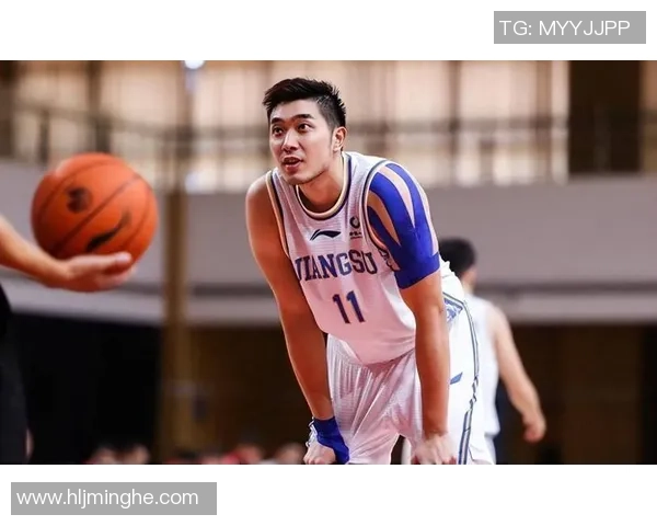 吴冠希在篮球赛场的崛起与成长历程探秘，展现新时代运动员的拼搏精神与团队合作