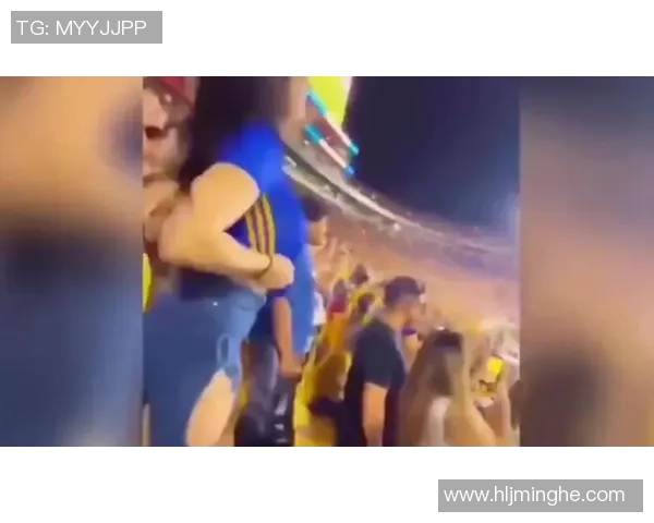 球迷疯狂冲入赛场夺走C罗球衣引发热议的奇葩事件 球迷疯狂冲入赛场夺走C罗球衣引发热议的奇葩事件